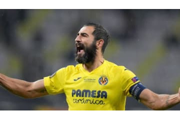 EL優勝ビジャレアル！ラウール・アルビオルが剃られる 画像