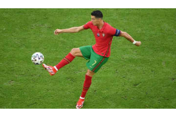 手の動きが意味不明！ 36歳ロナウド、EUROでやった「謎テク」がこちら 画像