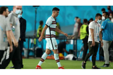 衝撃…EURO敗退のロナウド、キャプテンマークを蹴り飛ばす衝撃映像が撮影される 画像