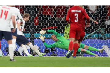 デンマークGKへの「レーザー攻撃」、懲戒の対象に…罰則発表へ 画像