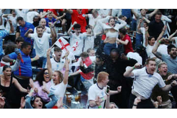 狂気の半裸イングランドサポ！座席の上にぶっ倒れながら歌う 画像