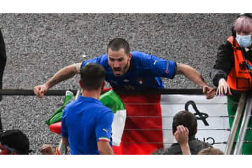 女性警備員に乱入者扱いされたボヌッチ「彼女は冷たかった、またハグする」 画像