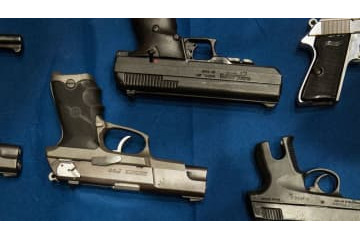 ファンに詰め寄られた審判、拳銃を取り出して発砲…緊迫の場面 画像