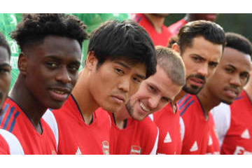 冨安、アーセナルで写真撮影！やさしくしてくれたのはあの選手だった 画像