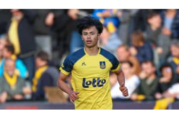 悪魔的ハットトリックの三笘薫、インスタ更新！同僚と絵文字を送り合う 画像