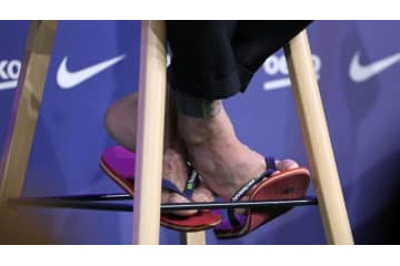 バルサ帰還のダニ・アウヴェス、ブレザー＋サンダルで現れる 画像