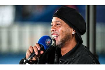 41歳ロナウジーニョ、「超ループ」も！慈善試合でハットトリック 画像