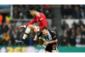 イラつくロナウド、相手選手に激しく衝突！退場ならずで物議醸す 画像