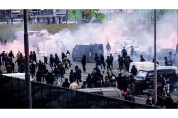 18歳ファン、過失致死未遂で逮捕　投石で警官負傷し、あわや大惨事 画像