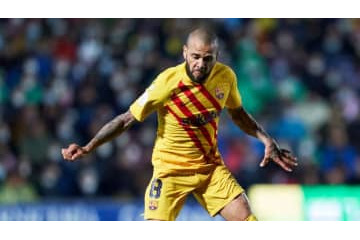 バルサ復帰の38歳ダニ・アウヴェス、「完璧股抜き」で魅せる 画像