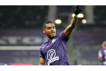 オナイウ阿道、今季6点目！左サイドからの「完璧飛び出し」 画像