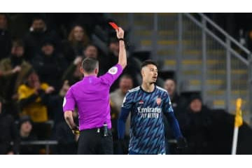 マルティネリ、珍しい「2秒で2枚のイエローカード」超即退場に 画像