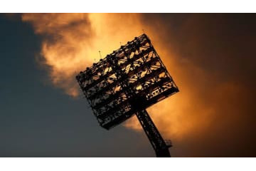 スペインでの試合中、スタジアムの照明が倒壊…1名が潰されて死去 画像