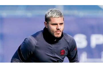 イカルディ、パンツ一丁で陽を浴びる 画像