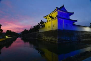 京都・二条城、ウクライナ旗色に 画像