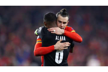 ベイル、W杯予選後にアラバに髪を引っ張られる 画像