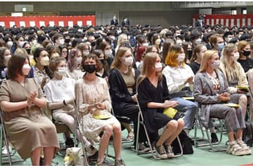 避難学生64人が入学式出席 画像
