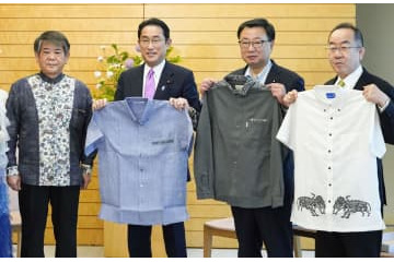 首相、沖縄式典でかりゆし着用へ 画像