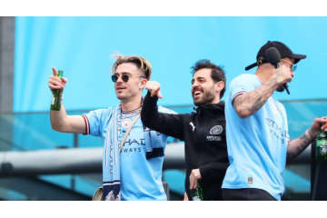 「交代させられたシウヴァに感謝(笑)」グリリッシュがシティ優勝でイジる 画像