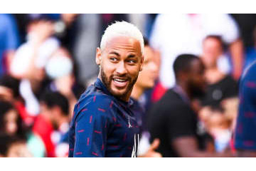 天才ネイマール、女子選手に股抜きされるとこうなる 画像