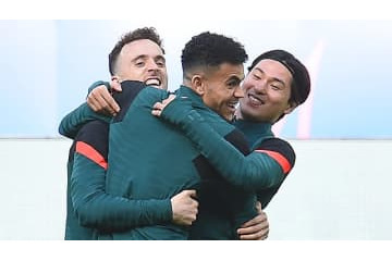 南野とディアスが抱き合う！リヴァプール、CL決勝前の罰ゲームシーン 画像