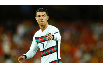 ロナウドにさわちゃった！ボールボーイの狂喜リアクションがかわいい 画像