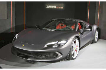 フェラーリが新型PHV公開 画像