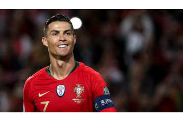 ロナウドも感銘…14歳少年 「ウクライナ軍支援」のためにロナウドのユニフォーム売却 画像