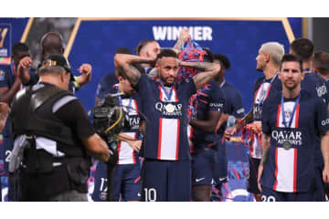 超FKのネイマール、超機嫌！メッシらPSG選手に優勝メダルを配りまくる 画像