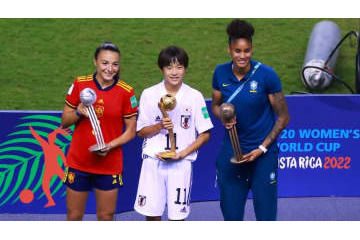 18歳の日本女子選手に頭ポンポン！U-20女子W杯でバズった「感動シーン」がこちら 画像