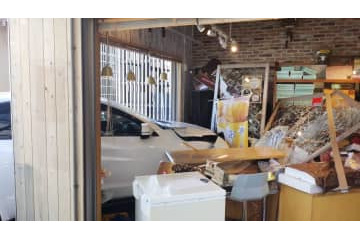 南三陸の復興商店街に車突っ込む 画像