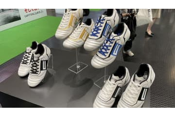 イニエスタが自身のブランド『Capitten』を立ち上げ！新しい着用スパイクがこれ 画像