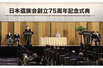 両陛下、日本遺族会式典に出席 画像