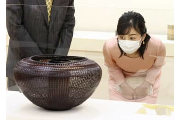 佳子さま、伝統工芸展に 画像