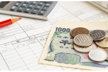 65歳で会社を退職して年金を月12万円もらいながら、年収150万円ほどのアルバイトをしたら、年金は減らされる？ 画像