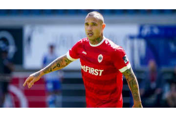 ベンチで禁じられた喫煙発覚…ナインゴラン、アントワープが無期限追放処分 画像