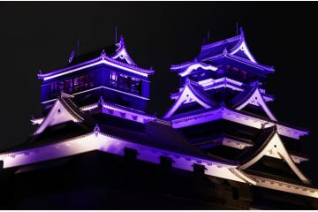 女性への暴力根絶へライトアップ 画像