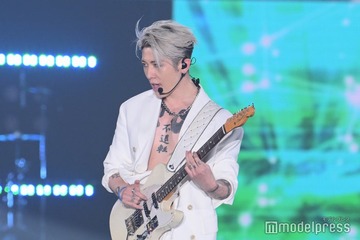 MIYAVI「関西コレクション 2023 S／S」で圧巻のギター演奏響かせる 画像