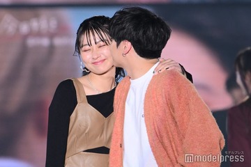 「今日好き」“れんゆな”岡田蓮＆みとゆな、ランウェイ上でほっぺにキス ラブラブオーラたっぷり＜関西コレクション 2023 S／S＞ 画像