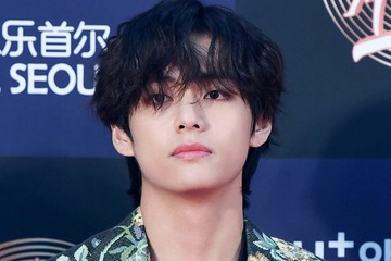 BTS・V、久々ブロンドヘアに髪色チェンジ 飛行機内でのショットに関心集中「カッコよすぎ」「お仕事のため？」 画像