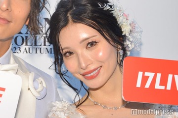 レジェンドキャバ嬢みゆう、イケメン夫とキス 結婚式の様子公開で「美男美女」「美しい」の声 画像