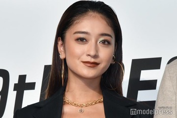 みちょぱ、美谷間チラリ＆美脚披露 夫・大倉士門と誕生日恒例“ヒモ旅行”へ 画像