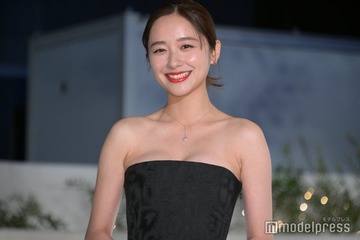 堀田真由、胸元セクシーな黒ドレスで魅了＜ディオールホリデーポップアップ＞ 画像