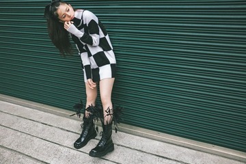 齋藤飛鳥、大胆美脚披露 ビックニット1枚で着こなし 画像