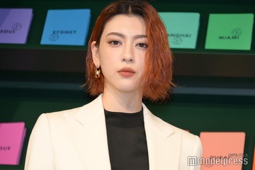 三吉彩花、鼻ピアス姿で登場 オレンジヘア×白セットアップでハンサムに＜ルイ・ヴィトンSS24メンズ・ポップアップストア＞ 画像