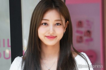 TWICEジヒョ、“前髪あり”で印象ガラリ デコルテ大胆見せニット姿に反響「ラインが綺麗」「色気溢れてる」 画像