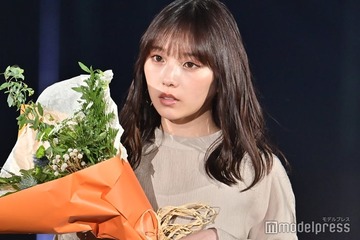 乃木坂46与田祐希、海でのキャミワンピ姿公開 大胆肌見せスタイルに「写真集撮影かと」「天使降臨」反響続々 画像