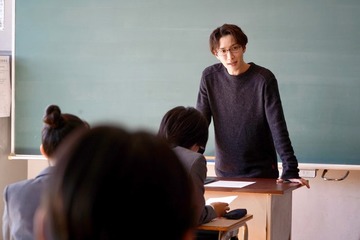 「先生さようなら」Snow Manメンバー登場?担任・田邑(渡辺翔太)のクラス名簿が話題「全員の名前入ってる」「天才」 画像