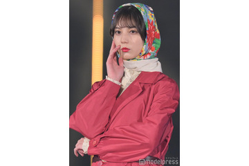 日向坂46小坂菜緒、バンダナ巻きレトロな装い クールな表情にドキッ【TGC 2024 S／S】 画像
