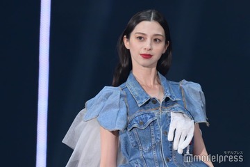 中条あやみ、前開きスカートで美脚全開「TGC」トップバッターがトリも飾る【TGC 2024 S／S】 画像